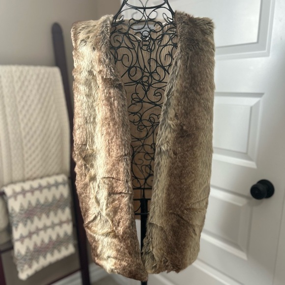 Liz Claiborne Brown Faux Fur Vest with Pockets - Picture 5 of 6